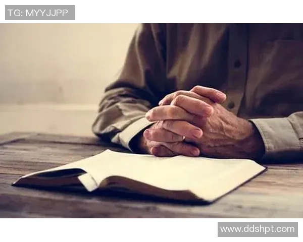 足球明星赛前祈祷动作视频展现信仰与团结的力量