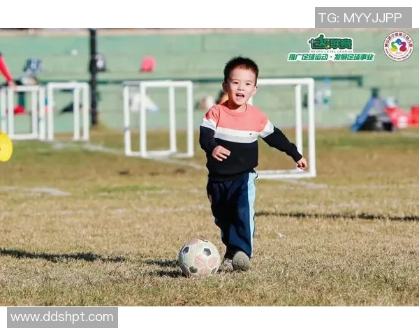 足球明星童年时光的珍贵瞬间回顾与成长故事分享